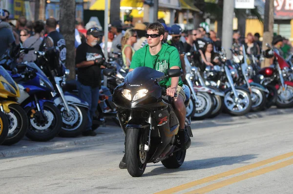17 Mart 2012 'de Daytona Beach Florida' da düzenlenen geleneksel Bisiklet Haftası sırasında motorcular.