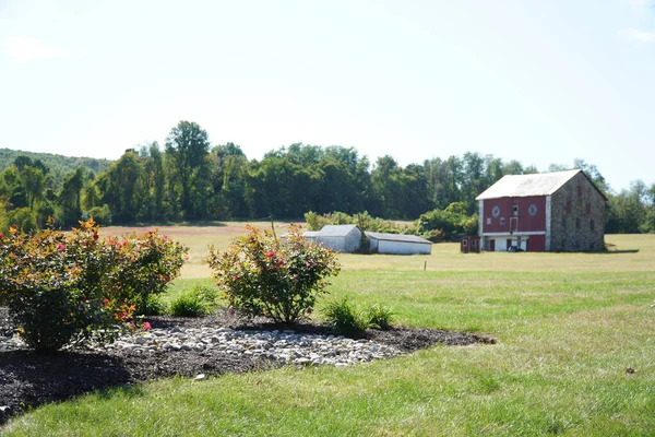 Voir Une Vieille Maison Brique Sur Prairie — Photo