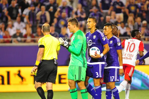 Orlando City SC, 6 Mayıs 2016 'da Orlando Florida' daki Dünya Kampı Stadyumu 'nda New York Red Bulls' a ev sahipliği yaptı..  