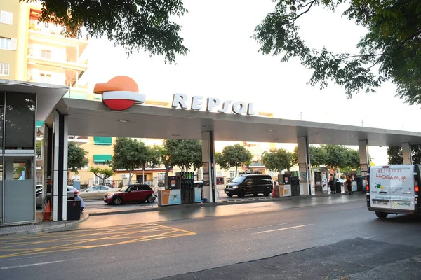 Yoldaki benzin istasyonunun görüntüsü