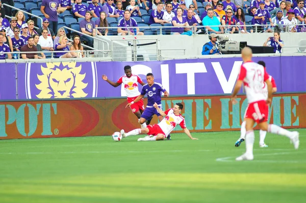 Orlando City SC, 6 Mayıs 2016 'da Orlando Florida' daki Dünya Kampı Stadyumu 'nda New York Red Bulls' a ev sahipliği yaptı.. 