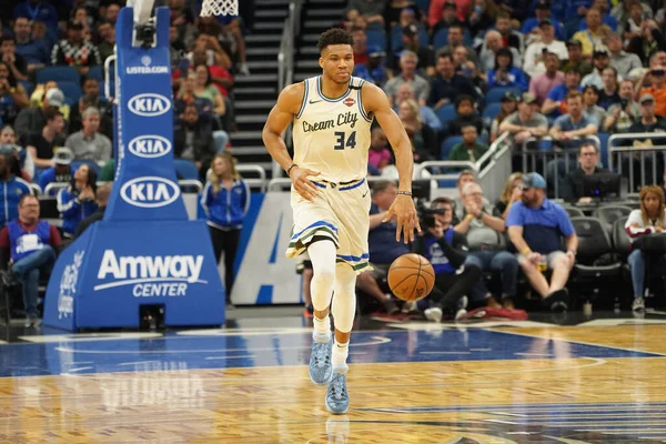 Milwaukee Bucks oyuncusu Giannis Antetokounmpo # 34, Orlando Florida Amway 'de 8 Şubat 2020. 