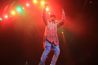 R & B Şarkıcısı Usher 12 Aralık 2014 'te Orlando Florida' daki Amway Center 'da sahne alacak..  