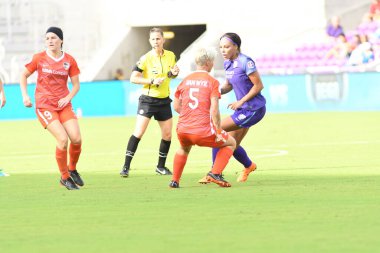 Orlando Pride, 22 Nisan 2018 'de Florida, Orlando' daki Exploria Stadyumu 'nda Houston Dash' e ev sahipliği yaptı..  