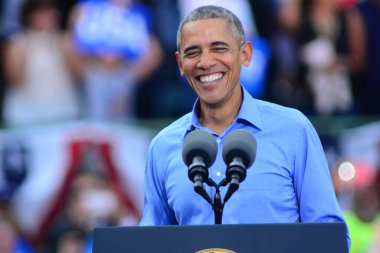Başkan Barack Obama, Florida Kissimmee 'deki Osceola Heritage Park Stadyumu' nda düzenlenen kampanya mitinginde Demokrat başkan adayı Hillary Clinton 'a seslendi..  