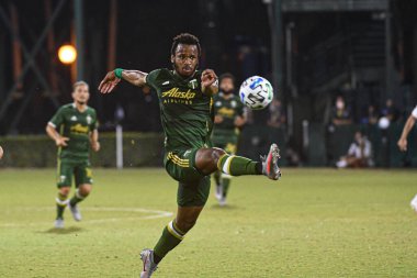 Portland Timbers forveti Ebobisse, Jeremy # 17 MLS 'de 14 Temmuz 2020 tarihinde Orlando Florida ABD' deki ESPN Vahşi Spor Dünyası Turnuvası 'nda pası geri alma girişiminde bulundu.. 