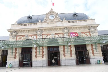 Tren istasyonunun ön yüzünü göster 