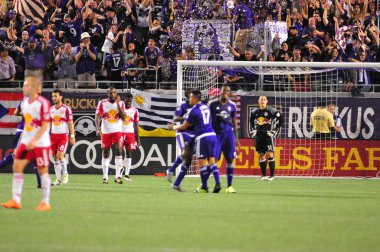 Orlando City SC, 6 Mayıs 2016 'da Orlando Florida' daki Dünya Kampı Stadyumu 'nda New York Red Bulls' a ev sahipliği yaptı..