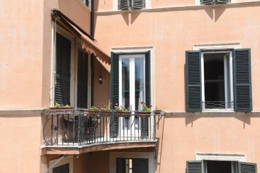 Güzel binaların cepheleriyle sokak manzarası, İtalya şehir manzarası