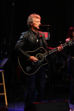 Şarkıcı Jon Bon Jovi, 5 Kasım 2016 'da St. Petersburg Florida' da Devlet Street Theater in Support of HIllary Clinton 'ın Başkan İhalesi' nde sahne alıyor.