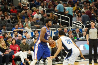 Orlando Magic 27 Aralık 2019 Cuma günü Orlando, Florida 'daki Amway Arena' da Philadelphia 76ers 'a ev sahipliği yapıyor..