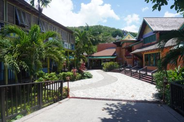 Renkli ahşap evler, sahil dükkanları