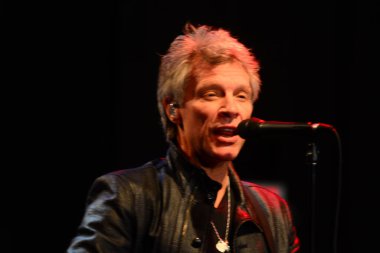 Şarkıcı Jon Bon Jovi, 5 Kasım 2016 'da St. Petersburg Florida' da Devlet Street Theater in Support of HIllary Clinton 'ın Başkan İhalesi' nde sahne alıyor.