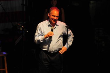 Şarkıcı Jon Bon Jovi, 5 Kasım 2016 'da St. Petersburg Florida' da Devlet Street Theater in Support of HIllary Clinton 'ın Başkan İhalesi' nde sahne alıyor.