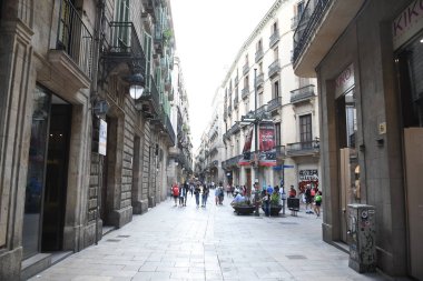 Barcelona şehrinin sokaklarına bakın, binaların dış yüzeyi.