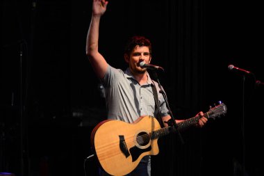 Şarkıcı Jon Bon Jovi, 5 Kasım 2016 'da St. Petersburg Florida' da Devlet Street Theater in Support of HIllary Clinton 'ın Başkan İhalesi' nde sahne alıyor.