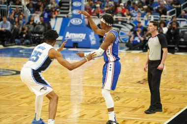 Orlando Magic 27 Aralık 2019 Cuma günü Orlando, Florida 'daki Amway Arena' da Philadelphia 76ers 'a ev sahipliği yapıyor..