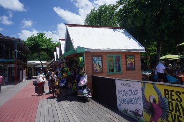 Renkli ahşap evler, sahil dükkanları