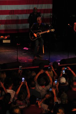 Şarkıcı Jon Bon Jovi, 5 Kasım 2016 'da St. Petersburg Florida' da Devlet Street Theater in Support of HIllary Clinton 'ın Başkan İhalesi' nde sahne alıyor.