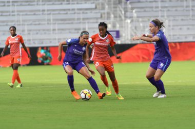 Orlando Pride, 22 Nisan 2018 'de Florida, Orlando' daki Exploria Stadyumu 'nda Houston Dash' e ev sahipliği yaptı..  