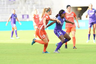 Orlando Pride, 22 Nisan 2018 'de Florida, Orlando' daki Exploria Stadyumu 'nda Houston Dash' e ev sahipliği yaptı..  