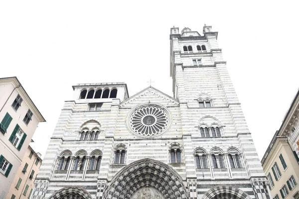 Güzel binaların cepheleriyle sokak manzarası, İtalya şehir manzarası