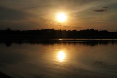 Manzara, nehirde güzel bir gün batımı