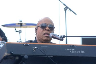 Stevie Wonder, Başkan Barack Obama 'nın 6 Kasım 2016' da Kissimmee Florida 'da başkanlık adaylığını destekleyen mitinginde performans sergiliyor..