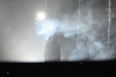 R & B Şarkıcısı Usher 12 Aralık 2014 'te Orlando Florida' daki Amway Center 'da sahne alacak..  