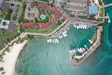 Bir yaz günü Ochos Rios Jamaika 'daki plajların güzel manzarası