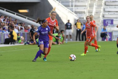 Orlando Pride, 22 Nisan 2018 'de Florida, Orlando' daki Exploria Stadyumu 'nda Houston Dash' e ev sahipliği yaptı..  