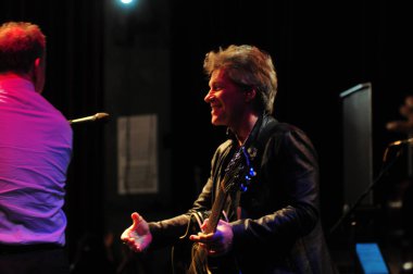 Şarkıcı Jon Bon Jovi, 5 Kasım 2016 'da St. Petersburg Florida' da Devlet Street Theater in Support of HIllary Clinton 'ın Başkan İhalesi' nde sahne alıyor.