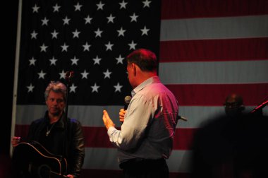 Şarkıcı Jon Bon Jovi, 5 Kasım 2016 'da St. Petersburg Florida' da Devlet Street Theater in Support of HIllary Clinton 'ın Başkan İhalesi' nde sahne alıyor.