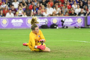 İngiliz kaleci Carly Telford # 1, 5 Mart 2020 tarihinde Orlando Florida 'daki Exploria Stadyumu' nda düzenlenen 2020 SheBelieves Kupası 'nda kurtarıyor.. 