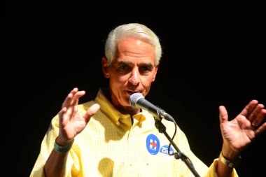 Şarkıcı Jon Bon Jovi, 5 Kasım 2016 'da St. Petersburg Florida' da Devlet Street Theater in Support of HIllary Clinton 'ın Başkan İhalesi' nde sahne alıyor.