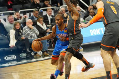 Oklahoma Thunder oyuncusu Chris Paul # 3, Markell Fultz 'u 22 Ocak 2020 Çarşamba günü Orlando Florida' daki Amway Center 'da geçmeye çalıştı..  