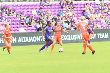 Orlando Pride, 22 Nisan 2018 'de Florida, Orlando' daki Exploria Stadyumu 'nda Houston Dash' e ev sahipliği yaptı.. 