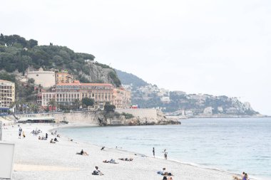 Sahili ve rıhtımı olan sahil manzarası.