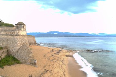 Dağlı sahil manzarası çok güzel.