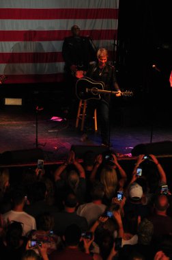 Şarkıcı Jon Bon Jovi, 5 Kasım 2016 'da St. Petersburg Florida' da Devlet Street Theater in Support of HIllary Clinton 'ın Başkan İhalesi' nde sahne alıyor.