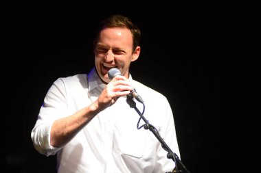 Şarkıcı Jon Bon Jovi, 5 Kasım 2016 'da St. Petersburg Florida' da Devlet Street Theater in Support of HIllary Clinton 'ın Başkan İhalesi' nde sahne alıyor.