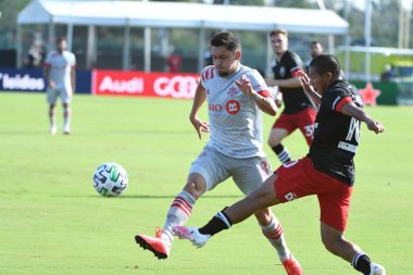 D.C. United oyuncusu Flores, Edison # 10, 13 Temmuz 2020 tarihinde Orlando Florida 'daki ESPN Vahşi Spor Dünyası' nda düzenlenen MLS 's Back Turnuvası sırasında şutunu attı..  