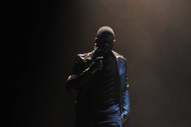 R & B Şarkıcısı Usher 12 Aralık 2014 'te Orlando Florida' daki Amway Center 'da sahne alacak..  