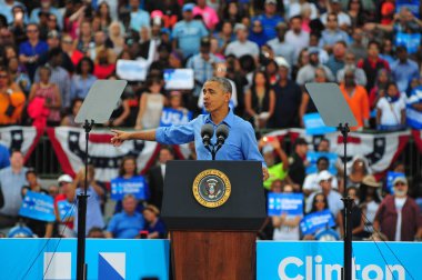 Başkan Barack Obama, Florida Kissimmee 'deki Osceola Heritage Park Stadyumu' nda düzenlenen kampanya mitinginde Demokrat başkan adayı Hillary Clinton 'a seslendi..  