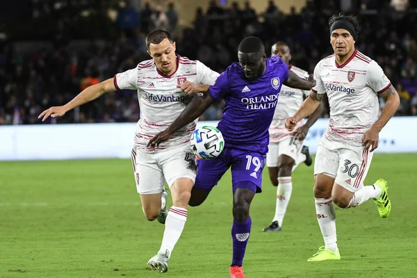 Orlando City SC oyuncusu Benji Michel # 19 ve Real Salt Lake oyuncusu Donny Toia, 29 Şubat 2020 tarihinde Exploria Stadyumu 'nda top mücadelesi verdiler..  