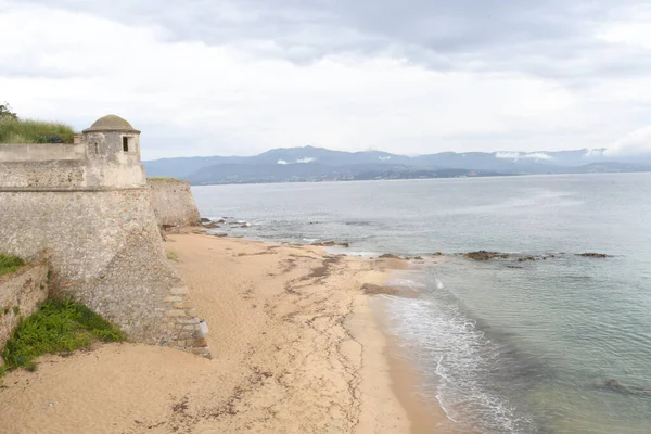 Dağlı sahil manzarası çok güzel.