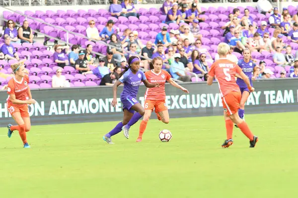 Orlando Pride, 22 Nisan 2018 'de Florida, Orlando' daki Exploria Stadyumu 'nda Houston Dash' e ev sahipliği yaptı.. 