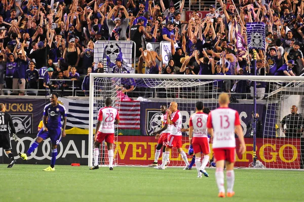 Orlando City SC, 6 Mayıs 2016 'da Orlando Florida' daki Dünya Kampı Stadyumu 'nda New York Red Bulls' a ev sahipliği yaptı..