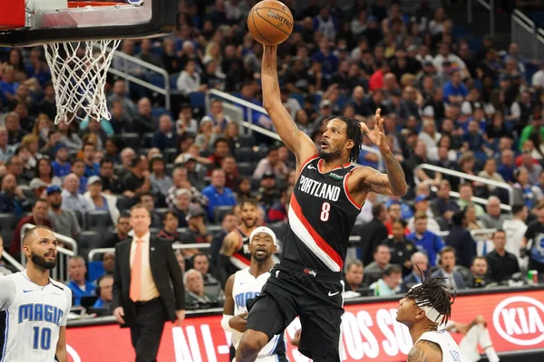 Portland Traillblazers oyuncusu Trevor Ariza # 8, 2 Mart 2020 tarihinde Orlando Florida 'daki Amway Center' da oynanan maçta smaç basıyor..  