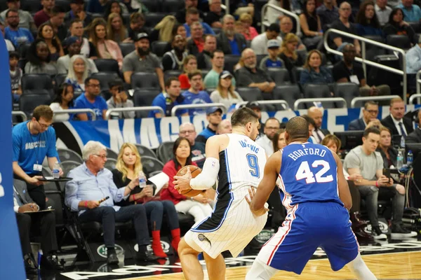 Orlando Magic 27 Aralık 2019 Cuma günü Orlando, Florida 'daki Amway Arena' da Philadelphia 76ers 'a ev sahipliği yapıyor..